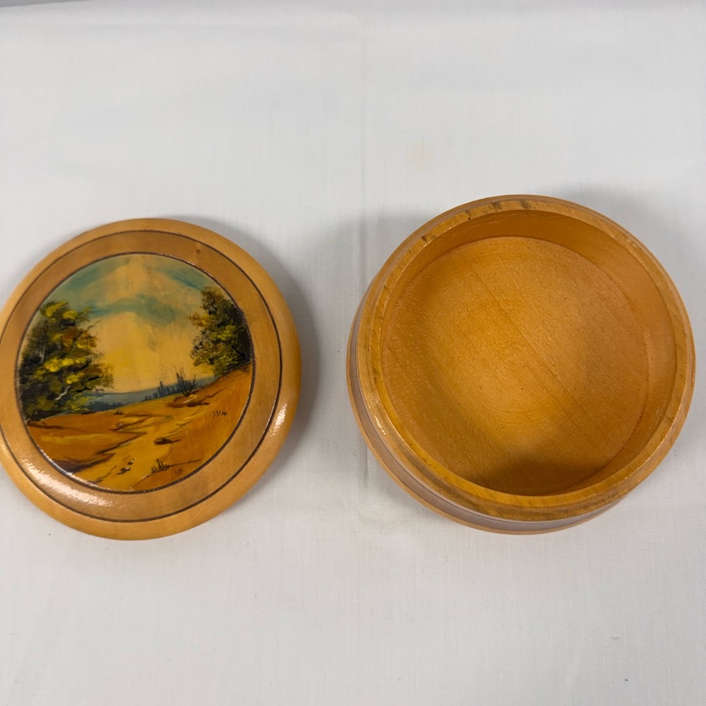 Vintage Round Box Cover Landscape on Cover Warm Tan 6" Round - Picture 4 of 11